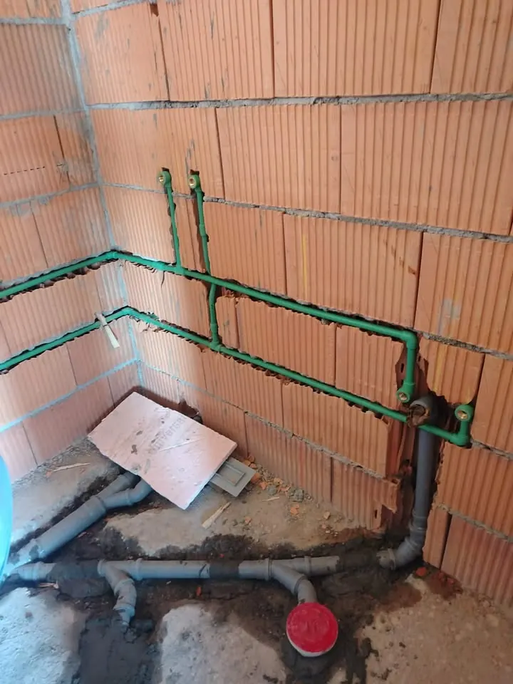Nove vodovodne instalacije u kupatilu tokom renoviranja